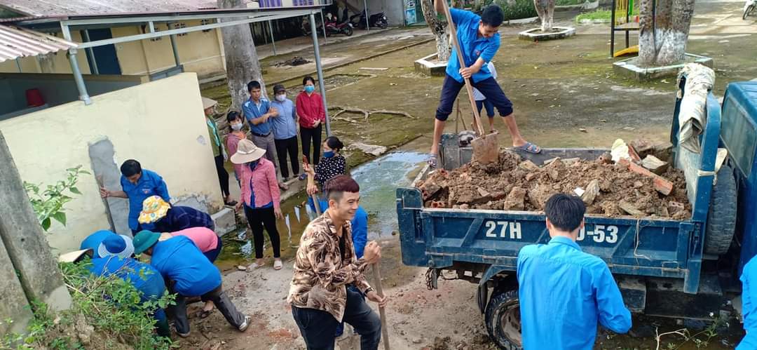 Cán bộ GV, Đoàn Thanh niên lao động thu dọn đất đoạn tường bao bị đổ